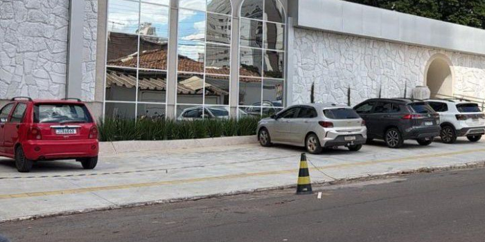 Regras para uso de vagas em recuos de calçadas e rebaixamento de meio-fio são reforçadas em Goiânia